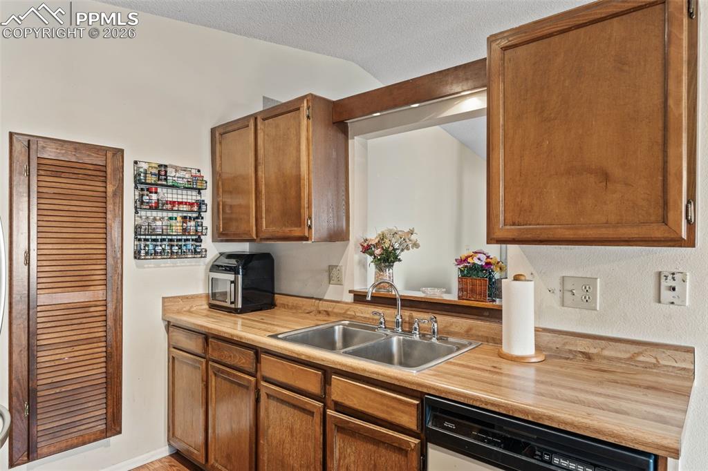 Image 9 of 25: Kitchen