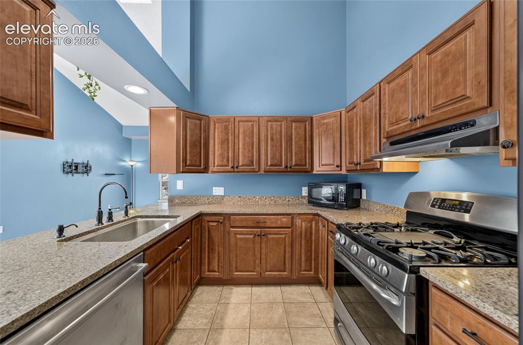 Image 10 of 44: Kitchen