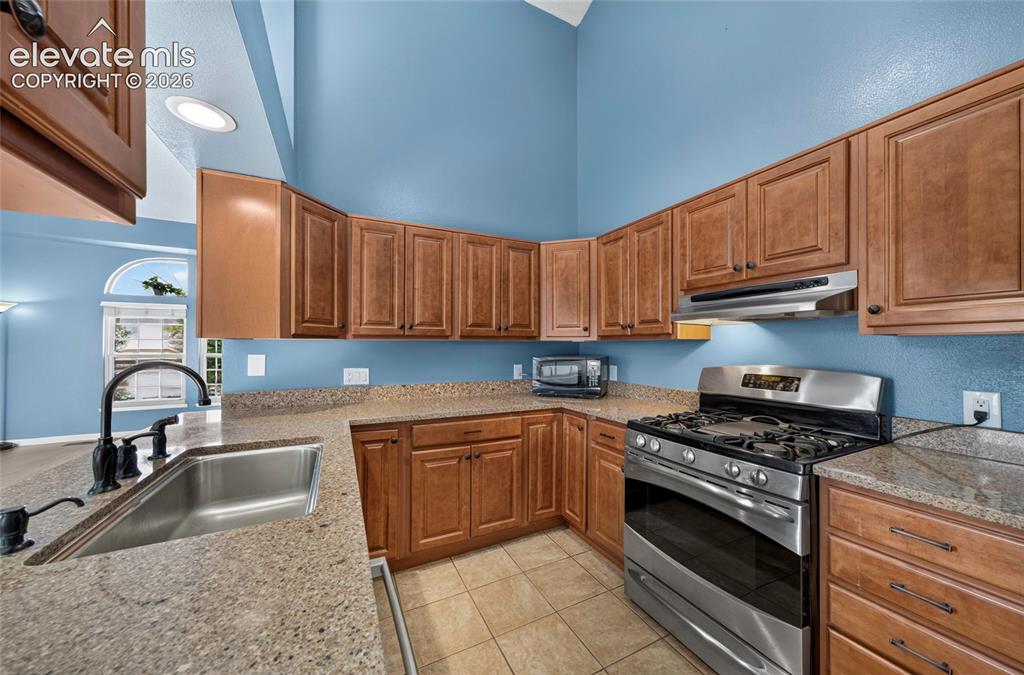 Image 12 of 44: Kitchen
