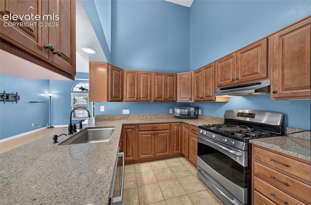 Image 13 of 44: Kitchen