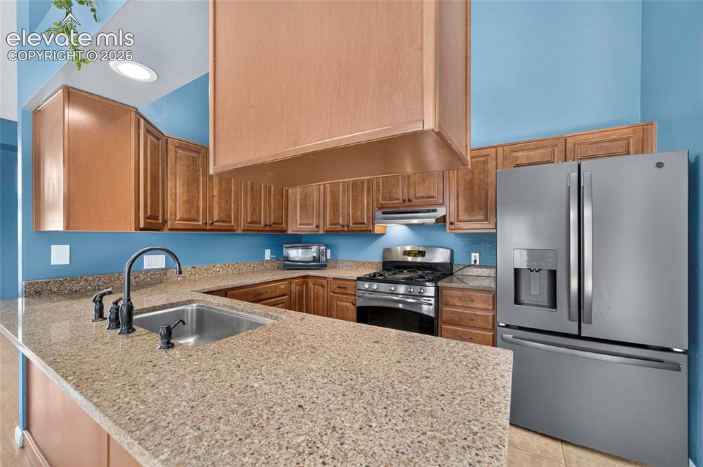 Image 14 of 44: Kitchen