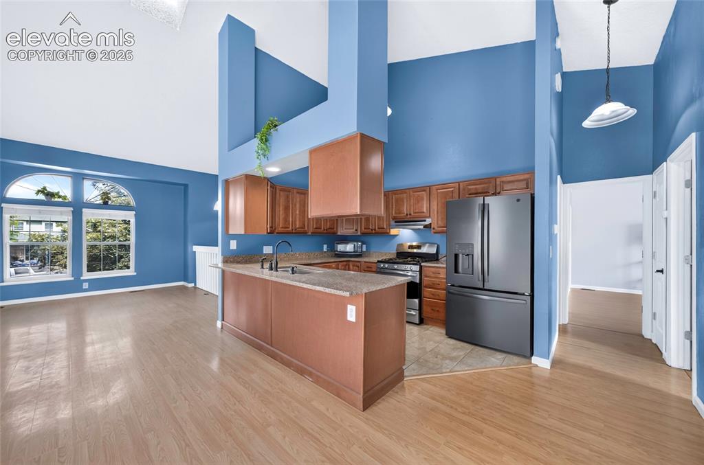 Image 16 of 44: Kitchen