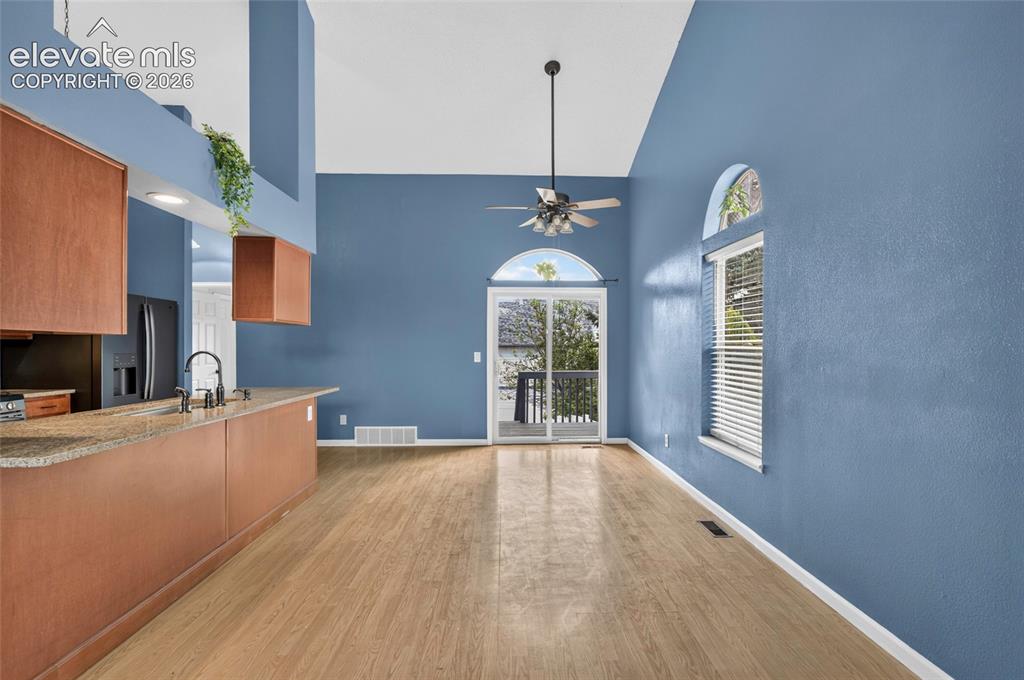 Image 17 of 44: Dining Area