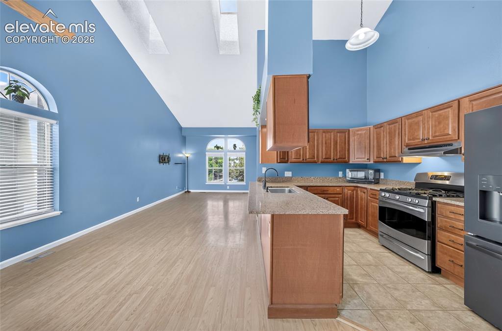 Image 6 of 44: Kitchen
