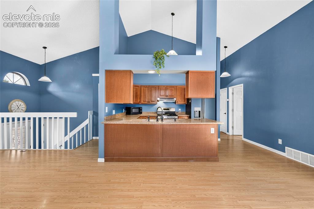 Image 9 of 44: Kitchen