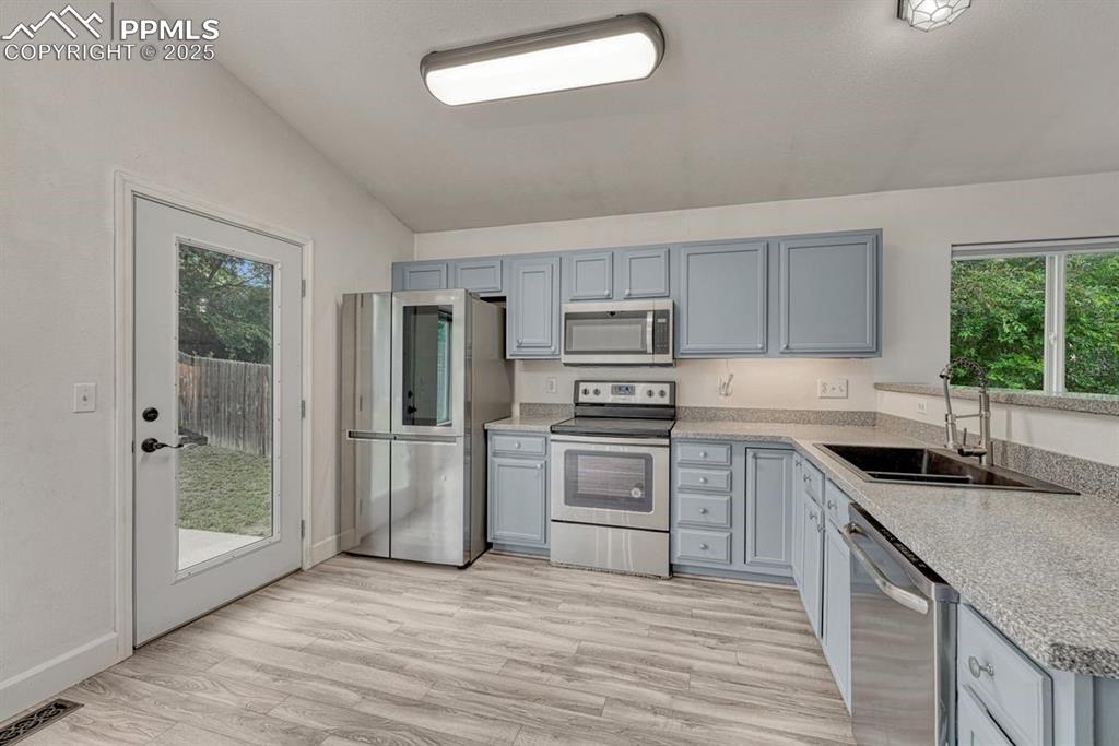 Image 10 of 40: Kitchen