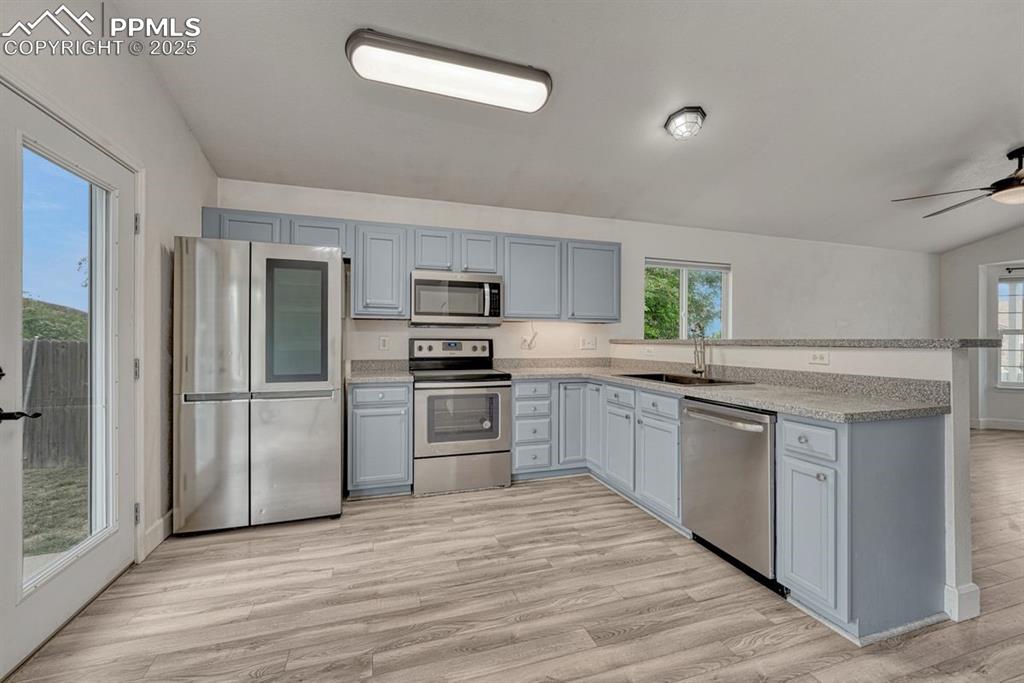 Image 11 of 40: Kitchen