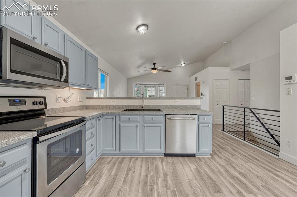 Image 12 of 40: Kitchen