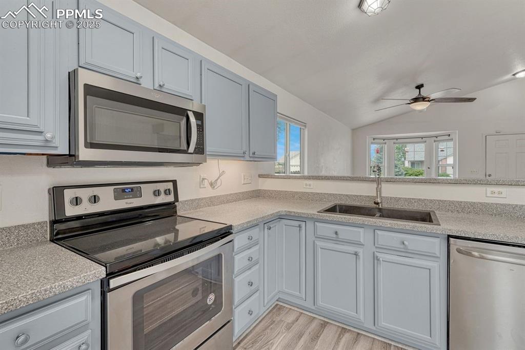 Image 13 of 40: Kitchen