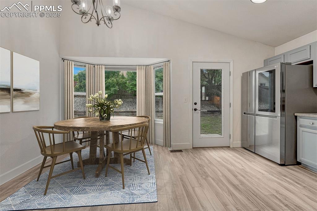 Image 14 of 40: Dining Area