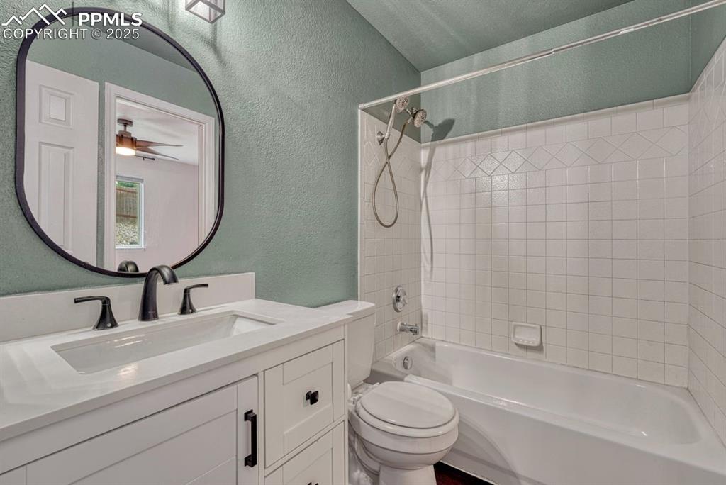 Image 19 of 40: Bathroom