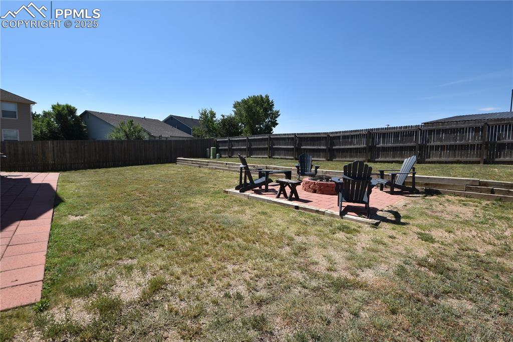 Image 18 of 21: Yard