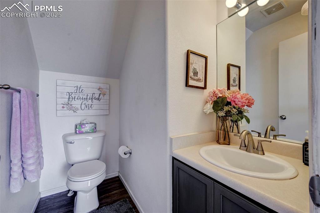 Image 24 of 32: Bathroom