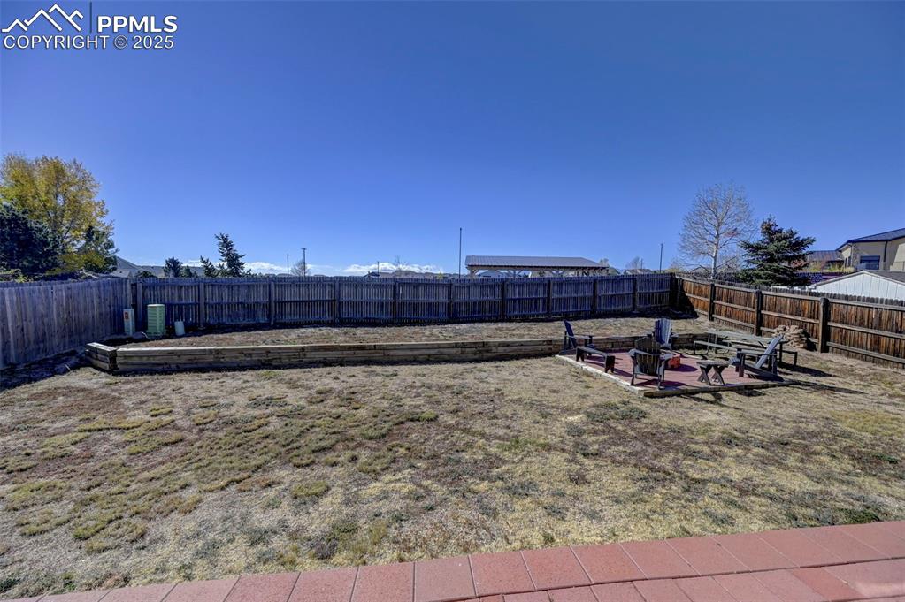 Image 30 of 32: Yard