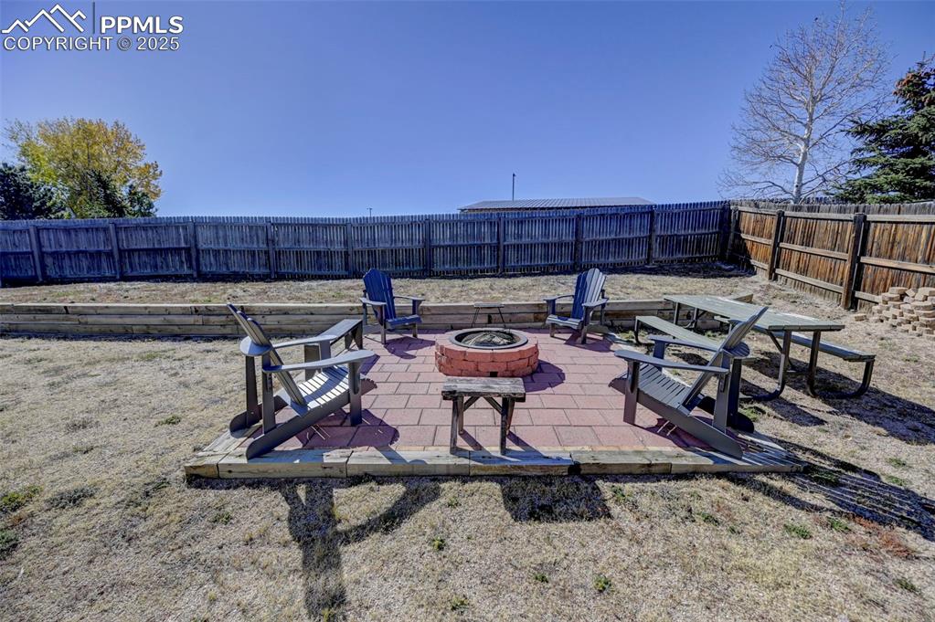 Image 31 of 32: Yard