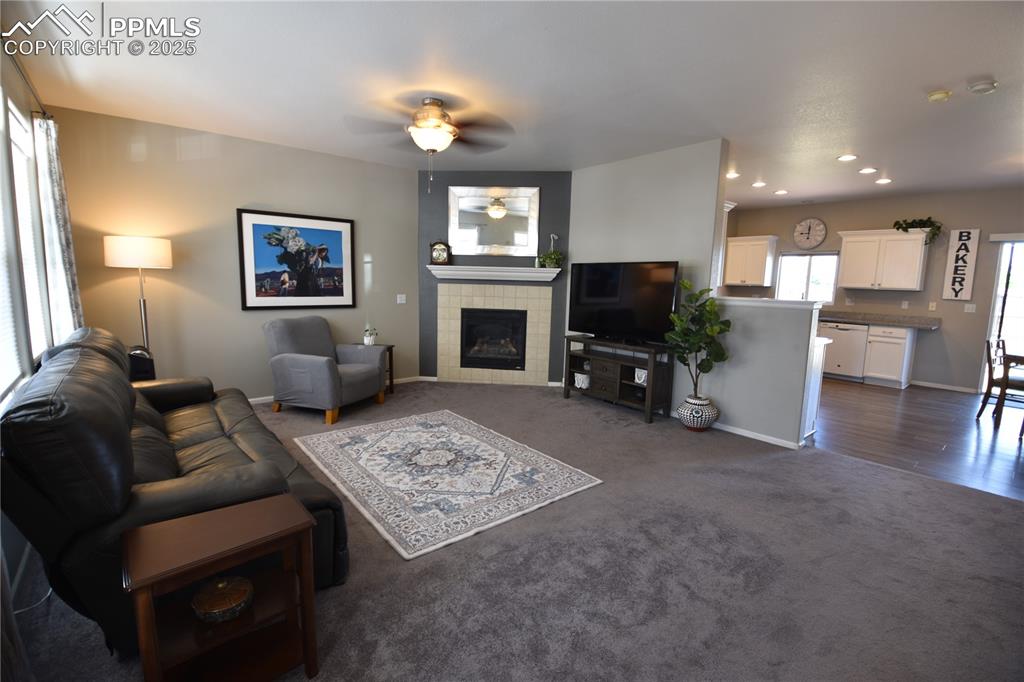 Image 4 of 21: Living Room