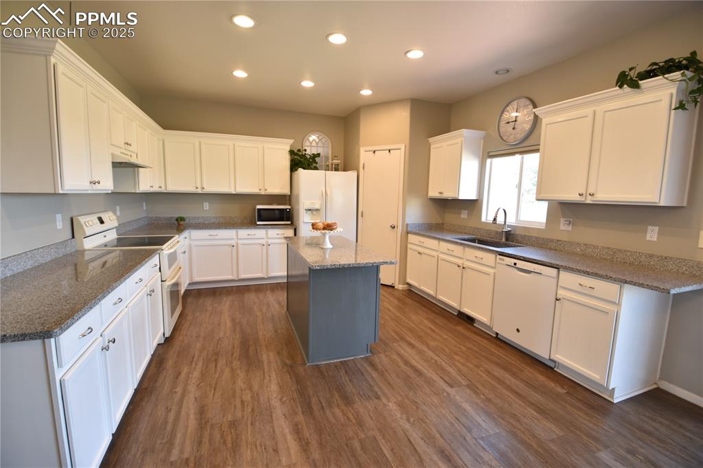 Image 5 of 21: Kitchen