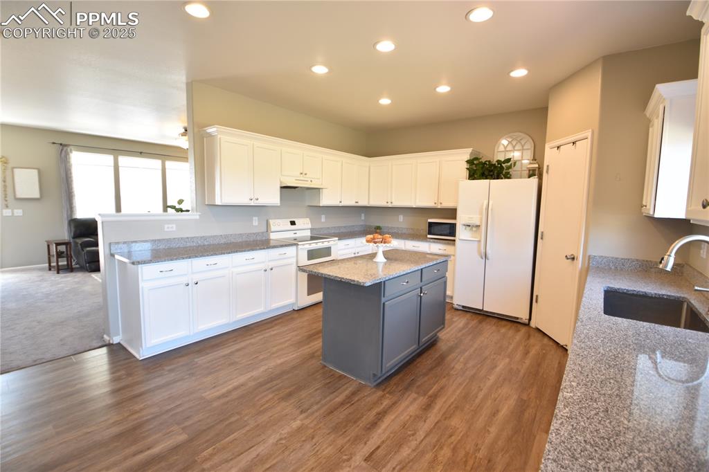 Image 6 of 21: Kitchen