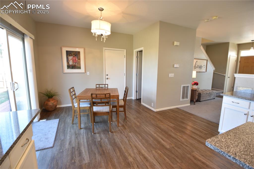 Image 7 of 21: Dining Area