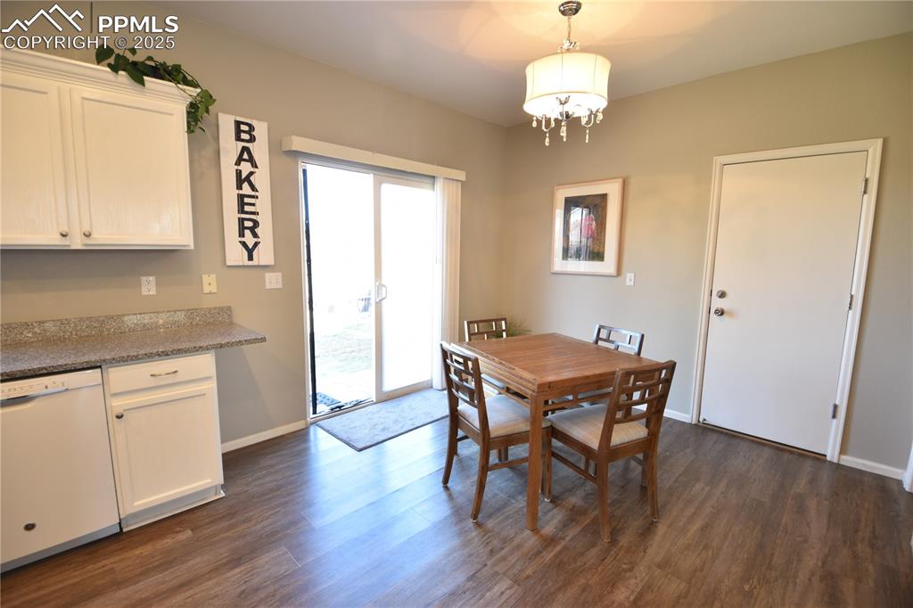 Image 8 of 21: Dining Area