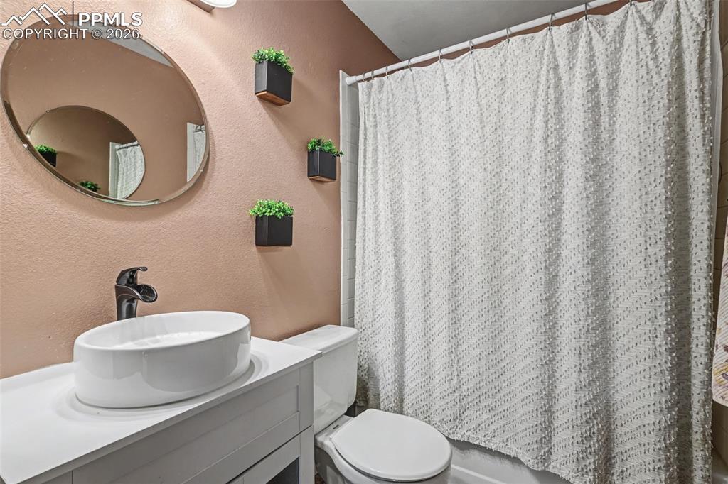 Image 12 of 20: Full upper level bathroom