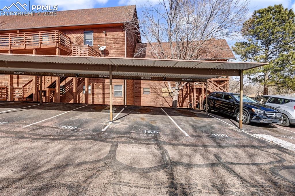 Image 17 of 20: Parking