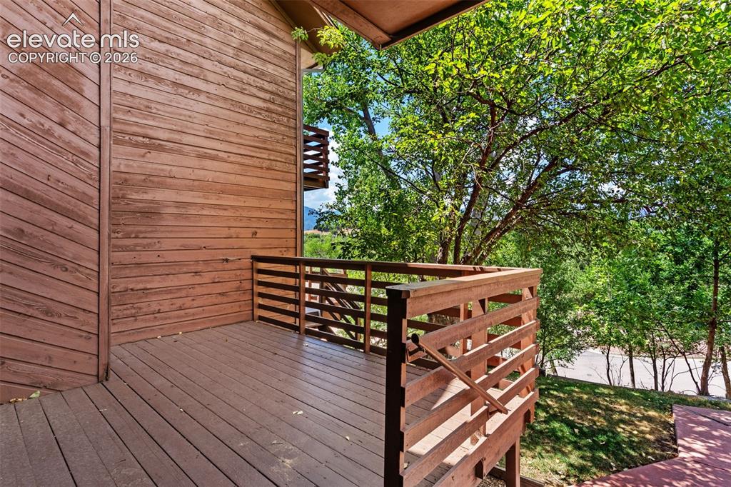 Image 19 of 23: Deck