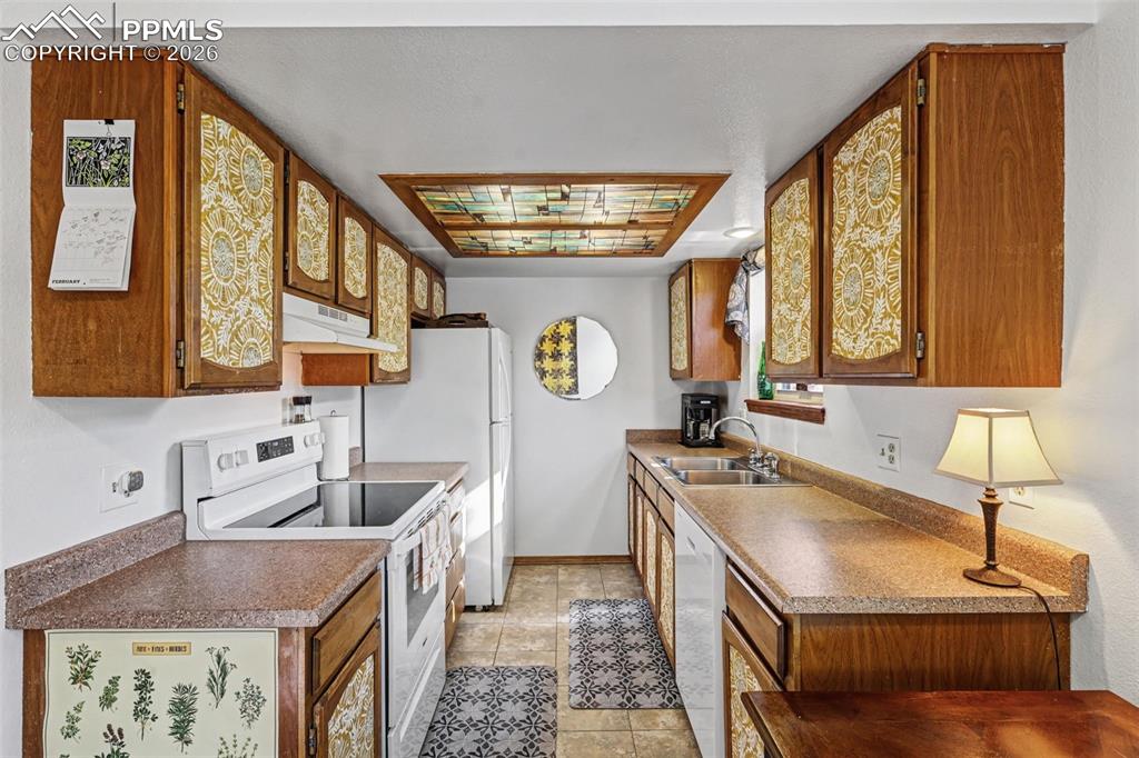 Image 5 of 20: Kitchen