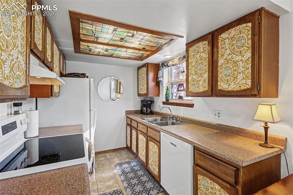 Image 6 of 20: Kitchen