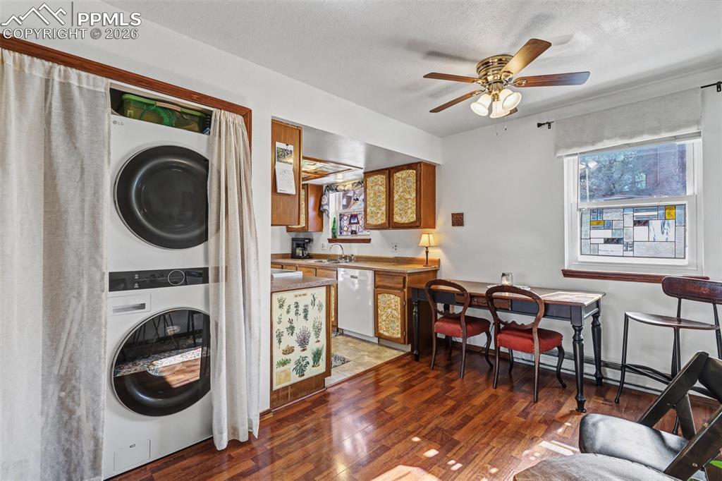 Image 7 of 20: Laundry