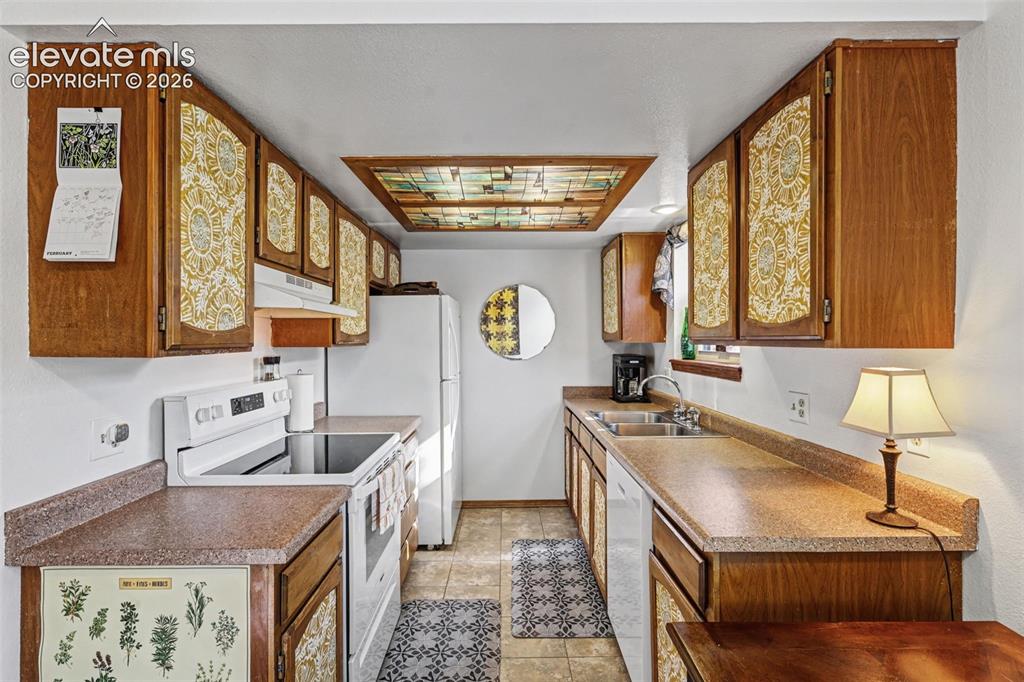 Image 7 of 23: Kitchen