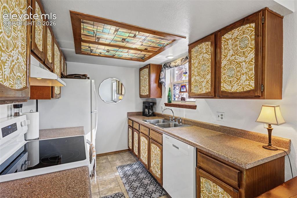 Image 8 of 23: Kitchen