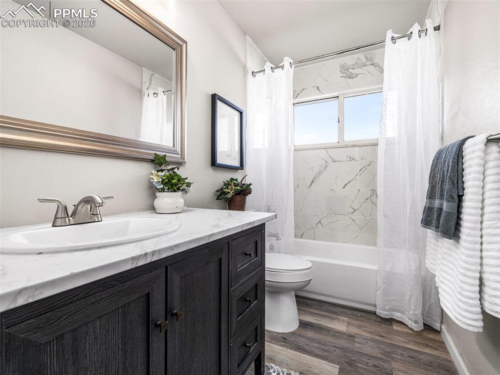 Image 10 of 18: Bathroom