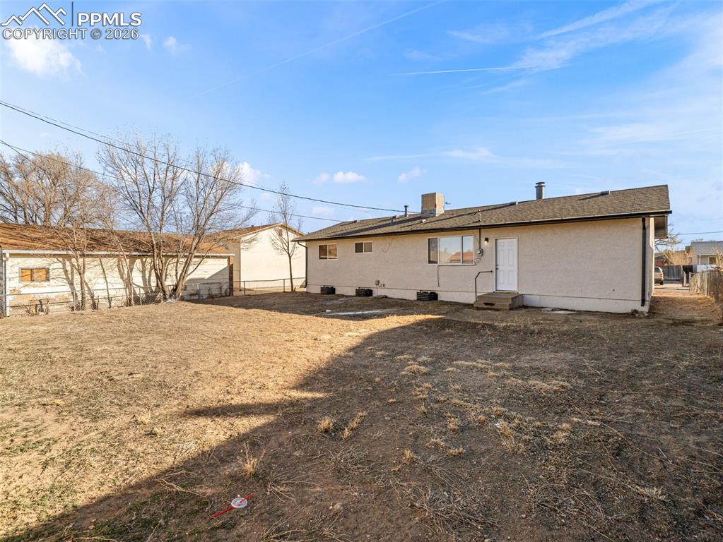 Image 18 of 18: Back of Structure