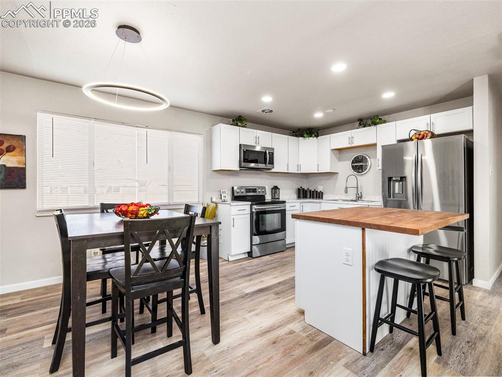 Image 4 of 18: Kitchen