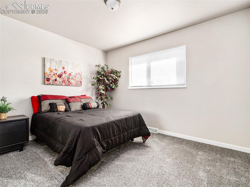 Image 8 of 18: Bedroom