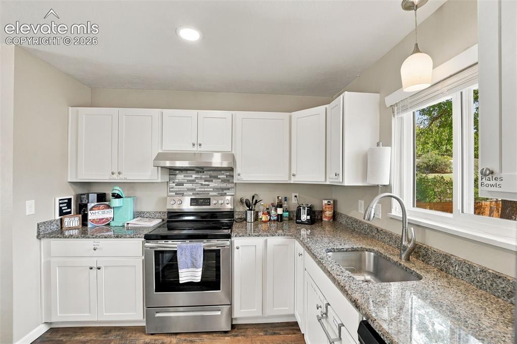 Image 14 of 50: Updated countertops and appliances!