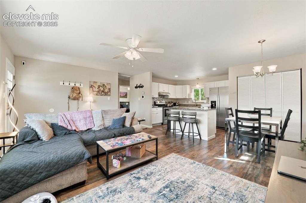 Image 18 of 50: Open living space