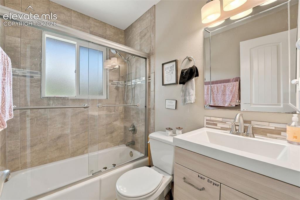 Image 25 of 50: Upper level full bathroom