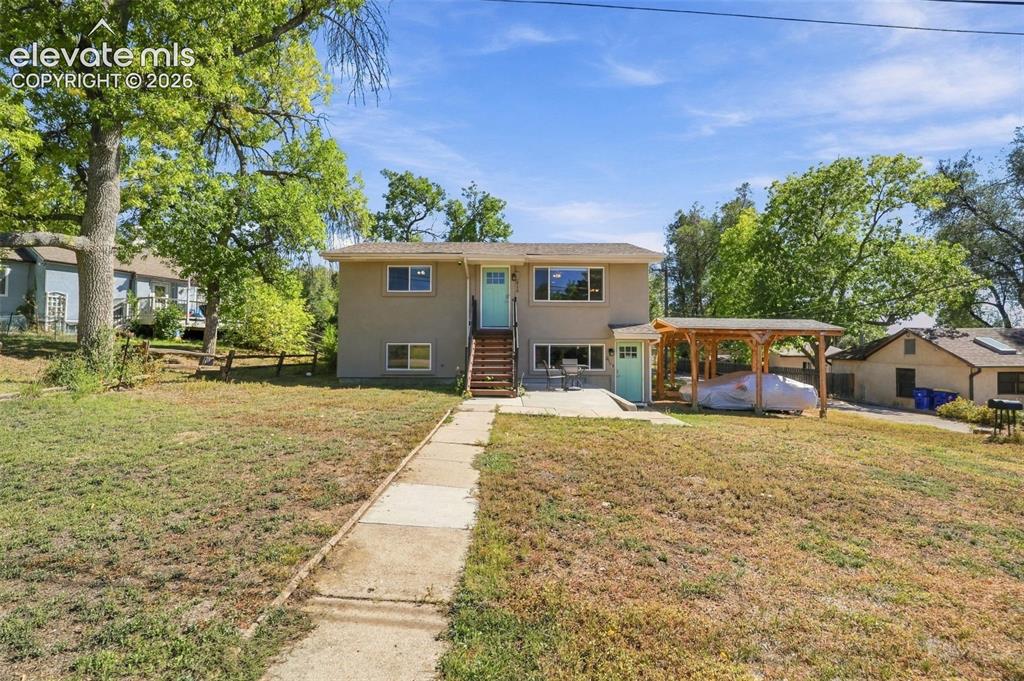 Image 4 of 50: Large front yard!