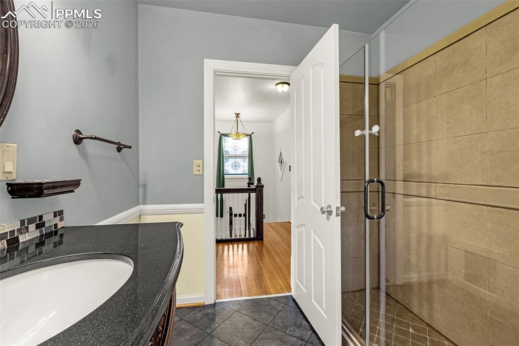 Image 18 of 45: Bathroom