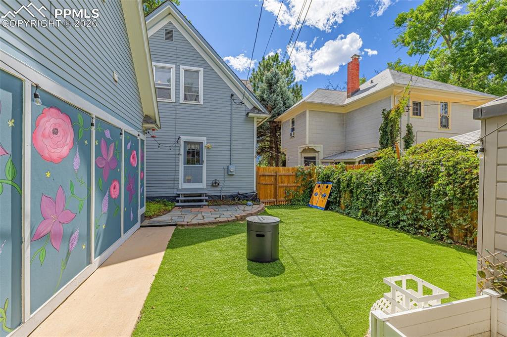 Image 29 of 45: Yard