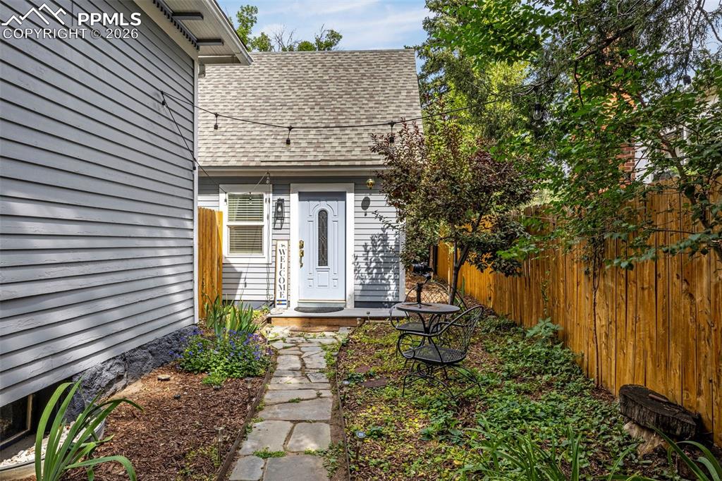 Image 32 of 45: Entry