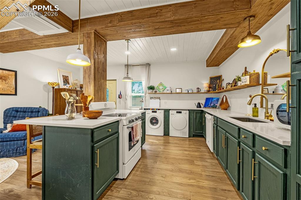 Image 33 of 45: Kitchen