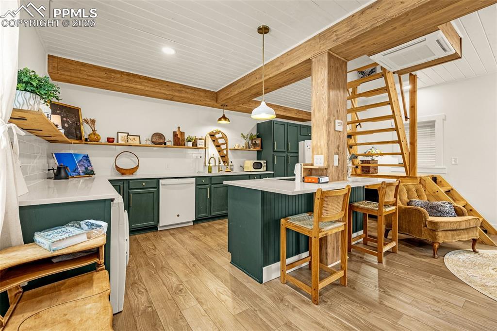 Image 36 of 45: Kitchen