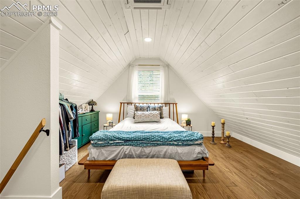 Image 37 of 45: Bedroom