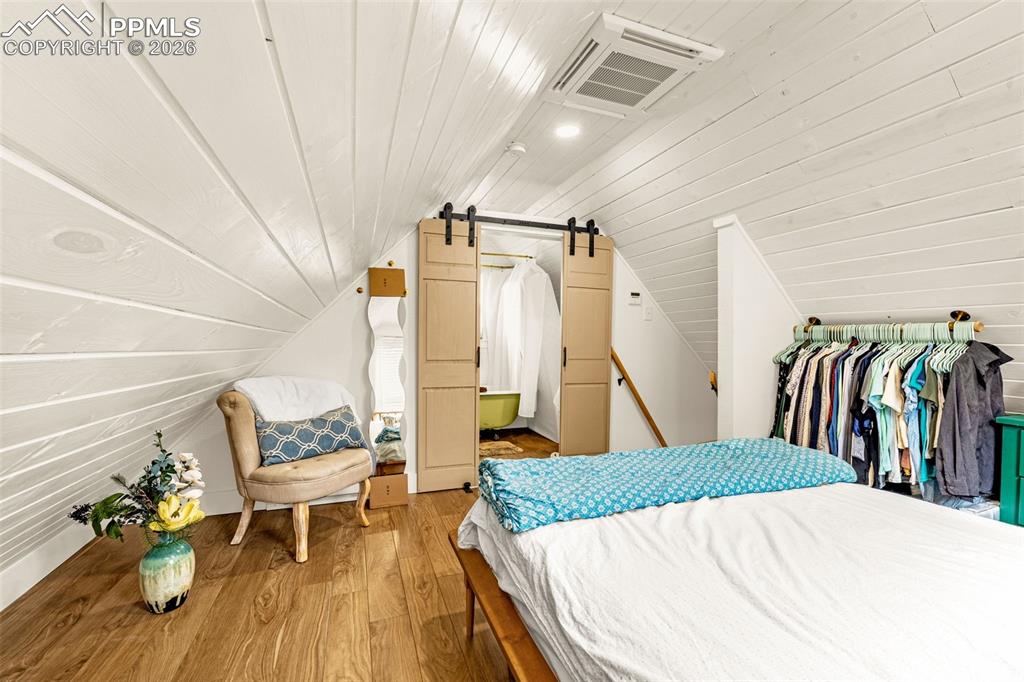 Image 38 of 45: Bedroom