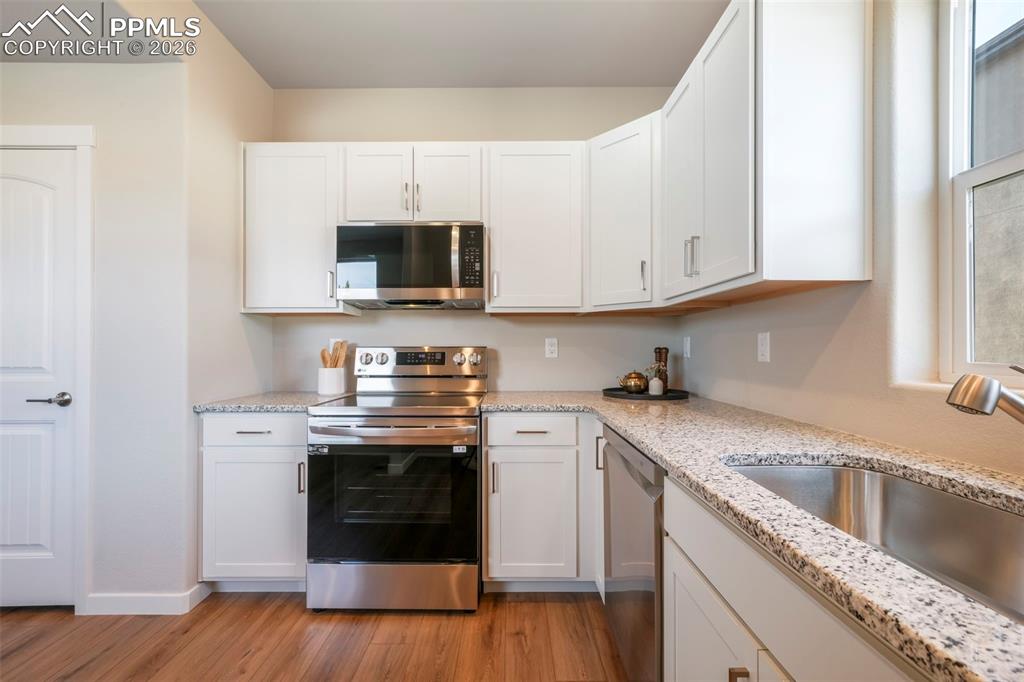 Image 10 of 50: Living Room