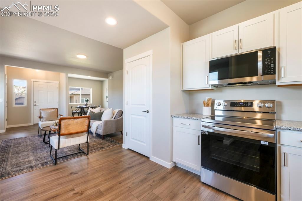 Image 12 of 50: Kitchen