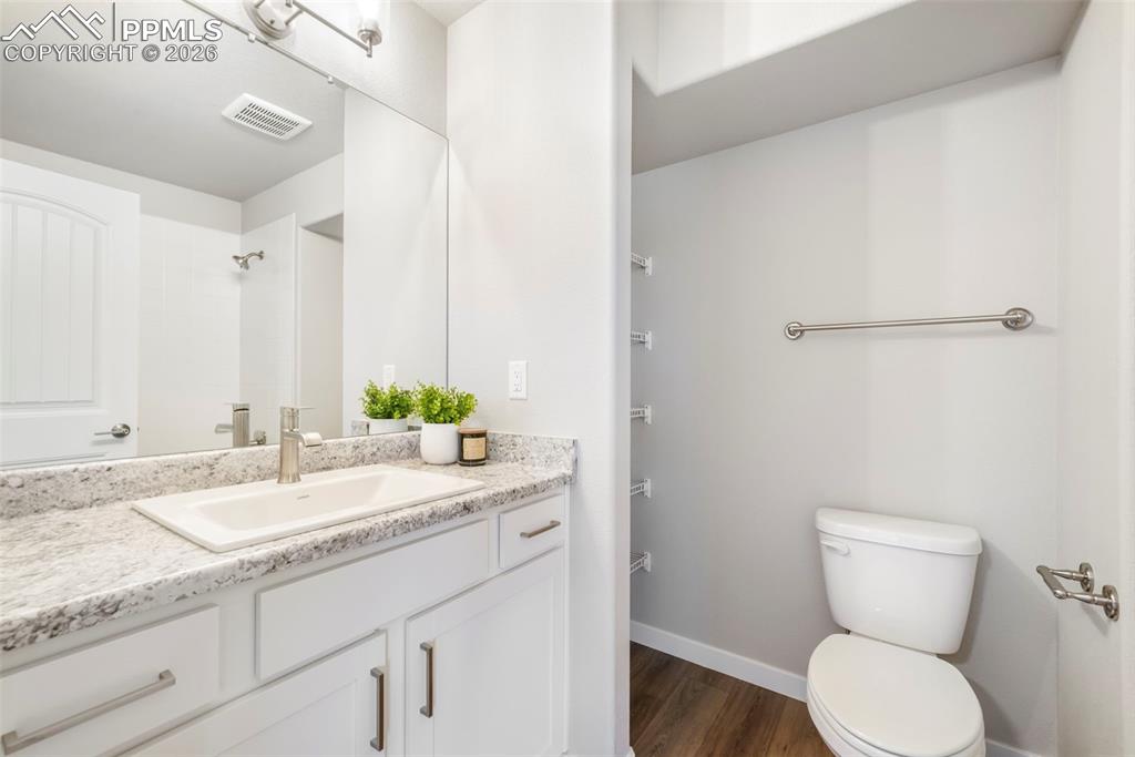 Image 21 of 50: Bedroom